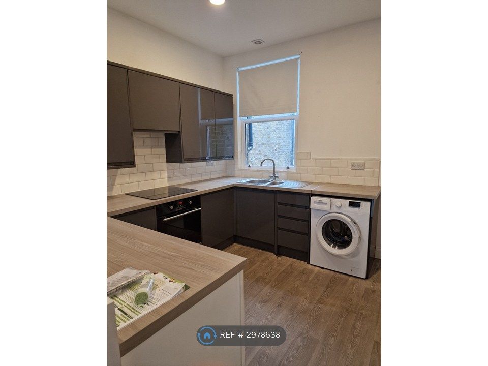 Property photo 3 of 8 Kitchen