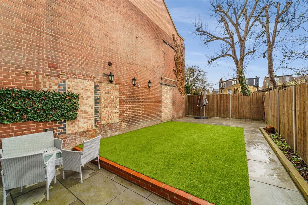 Property photo 3 of 10 Private Garden