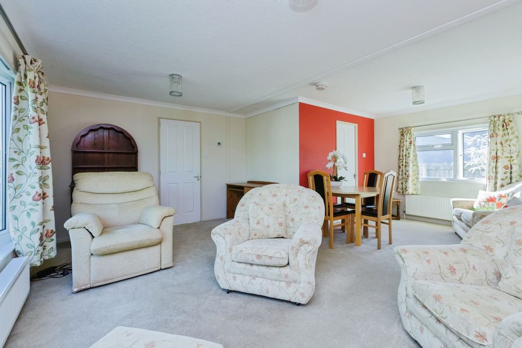Property photo 2 of 17 Lounge