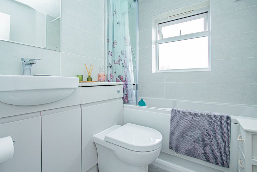 Property photo 3 of 9 Bathroom