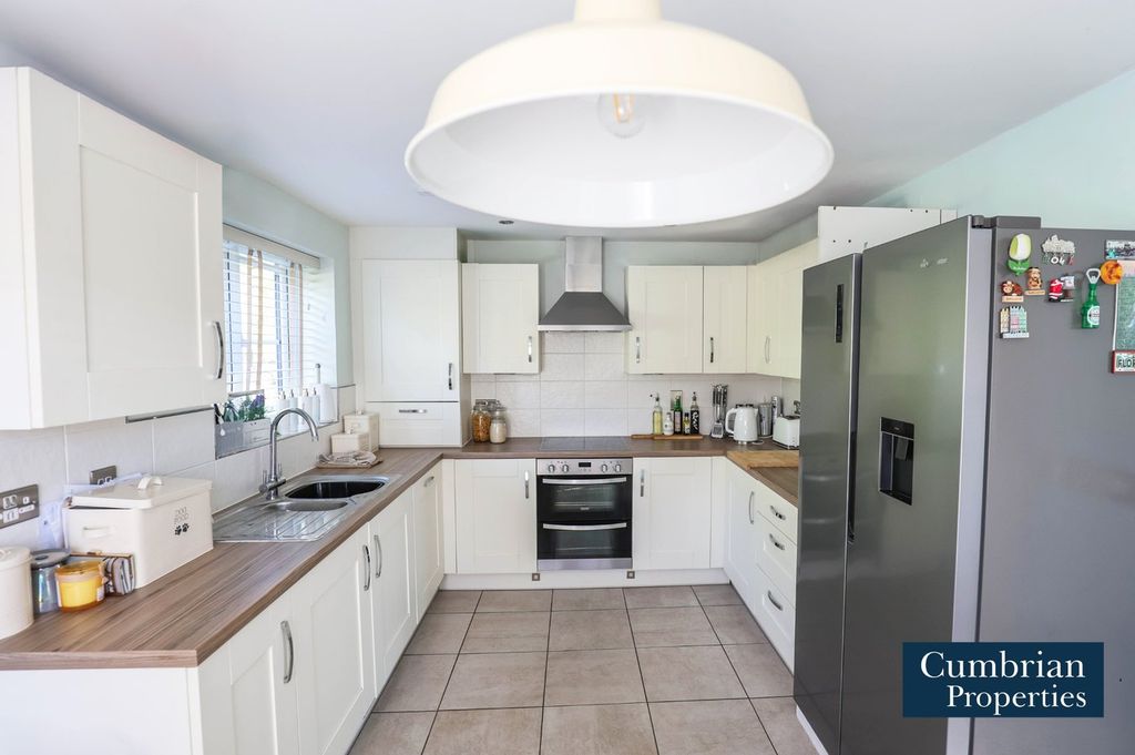 Property photo 2 of 12 Dining Kitchen