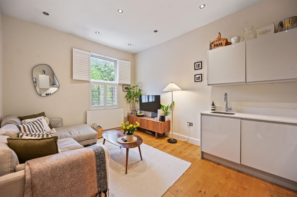 Property photo 1 of 9 Rclr- Flat 4 15 Rondu Road- Reception 12 (1).Jpg