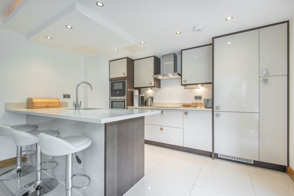 Property photo 3 of 15 17-Rivermead-Clos...