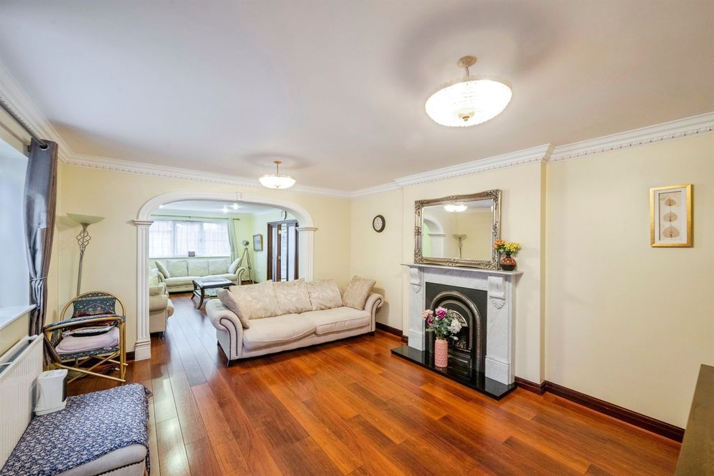 Property photo 2 of 28