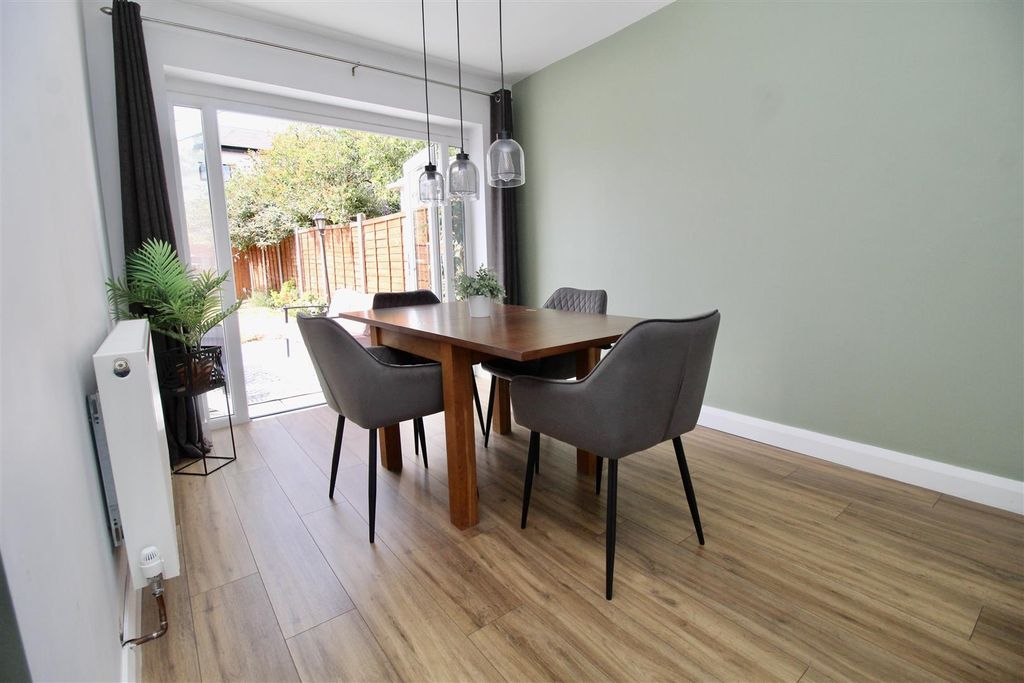 Property photo 3 of 32 18 Ptree Dr1.Jpg