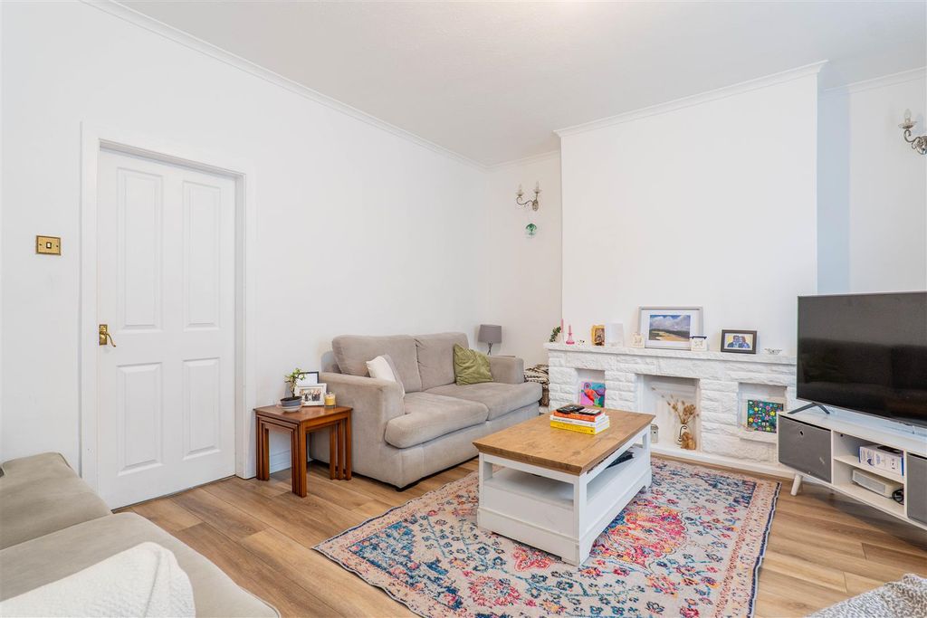 Property photo 2 of 17 Lounge