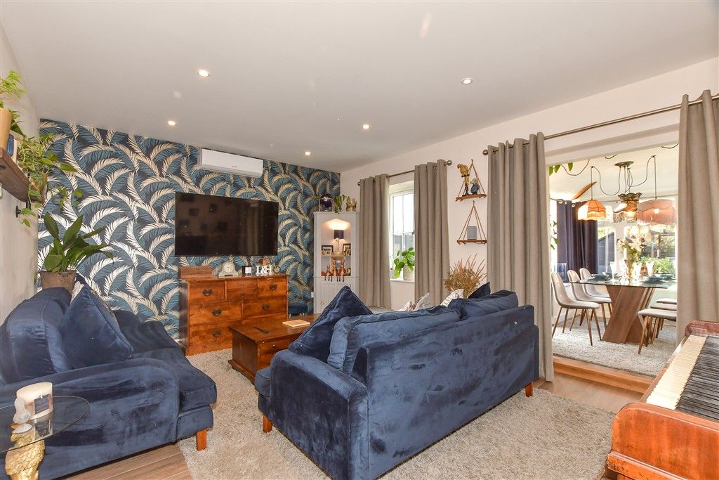 Property photo 2 of 11 Lounge