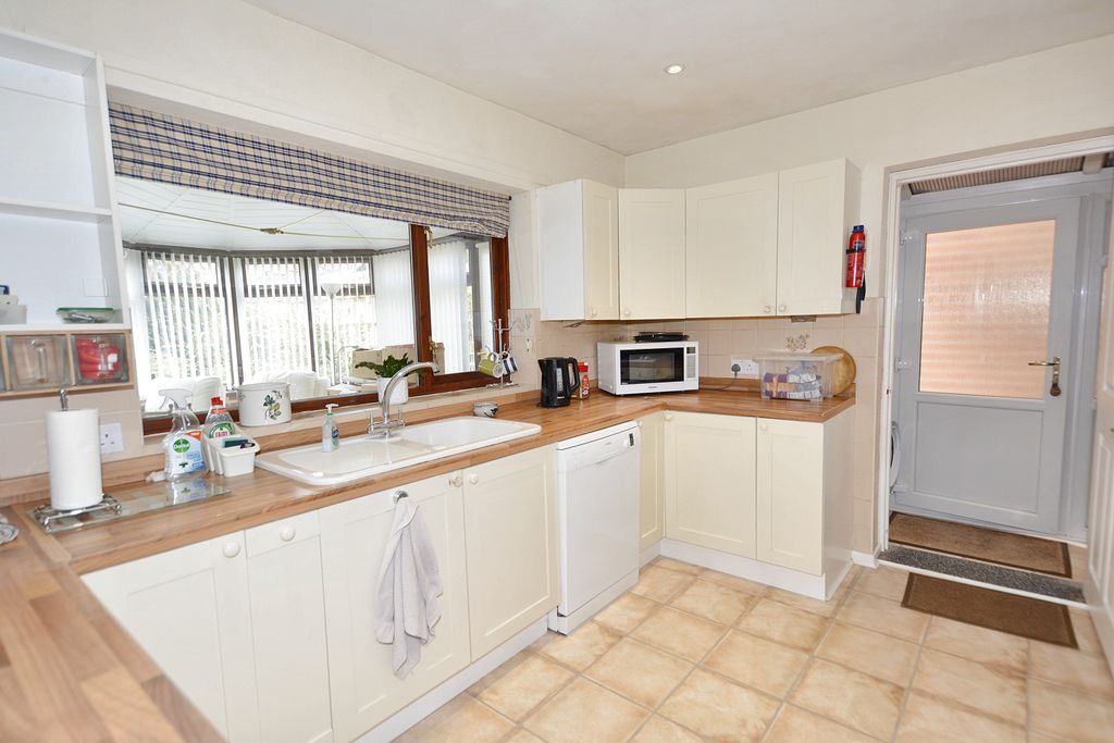 Property photo 2 of 16 Kitchen (3)