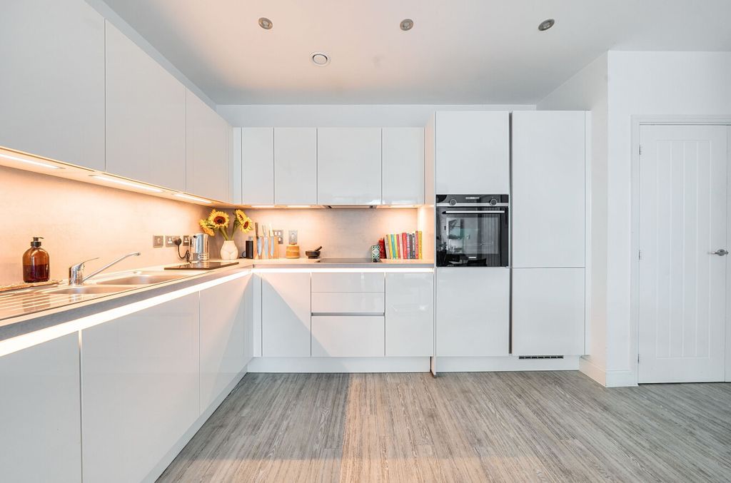 Property photo 3 of 6 1335983-17-6899Ae...