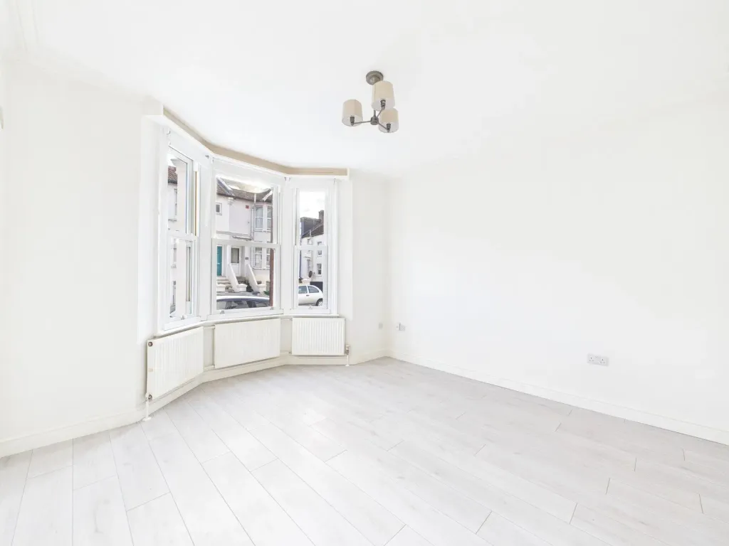 Property photo 2 of 4 Lounge-Bedroom_1762170238287