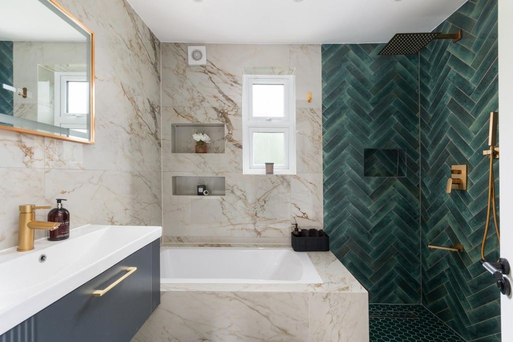 Property photo 3 of 12 Woodstock Grove 24B Ph7.Jpg