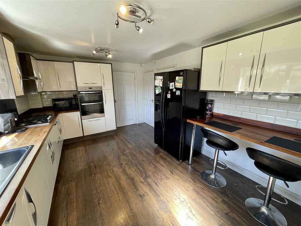 Property photo 3 of 20 Kitchen/Breakfast Room