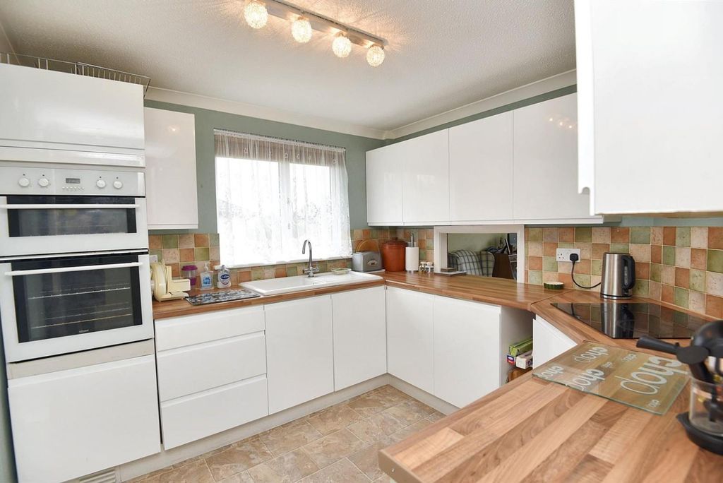 Property photo 2 of 11 Kitchen