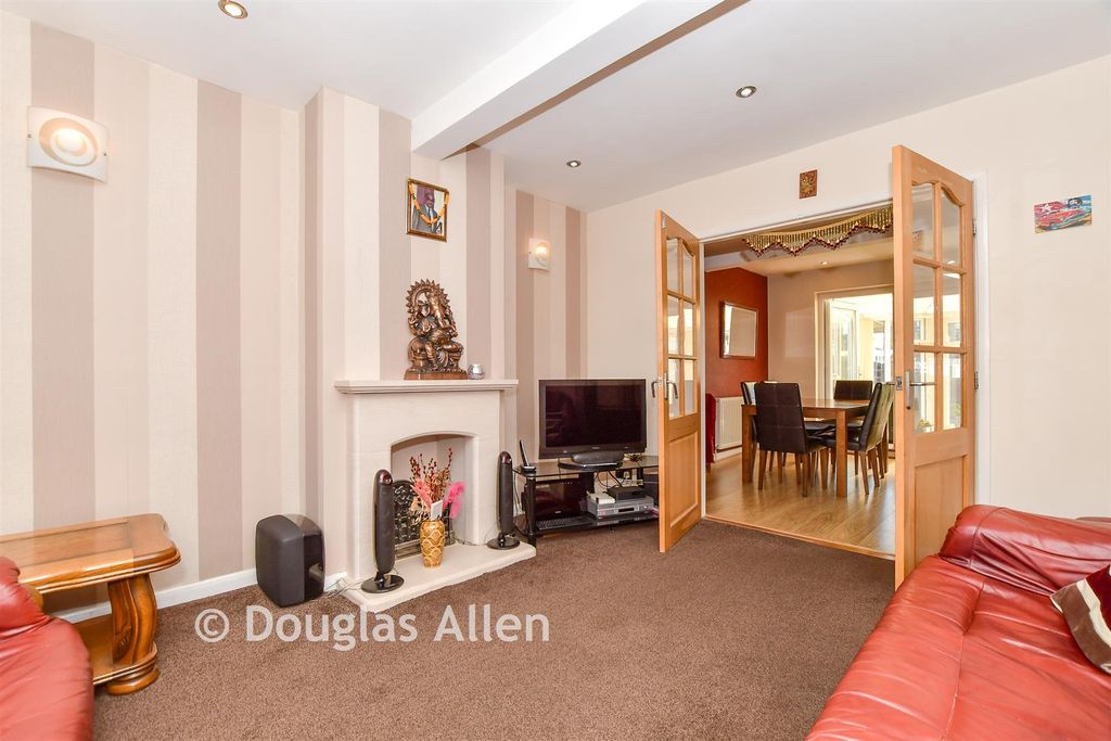 Property photo 2 of 17 Lounge