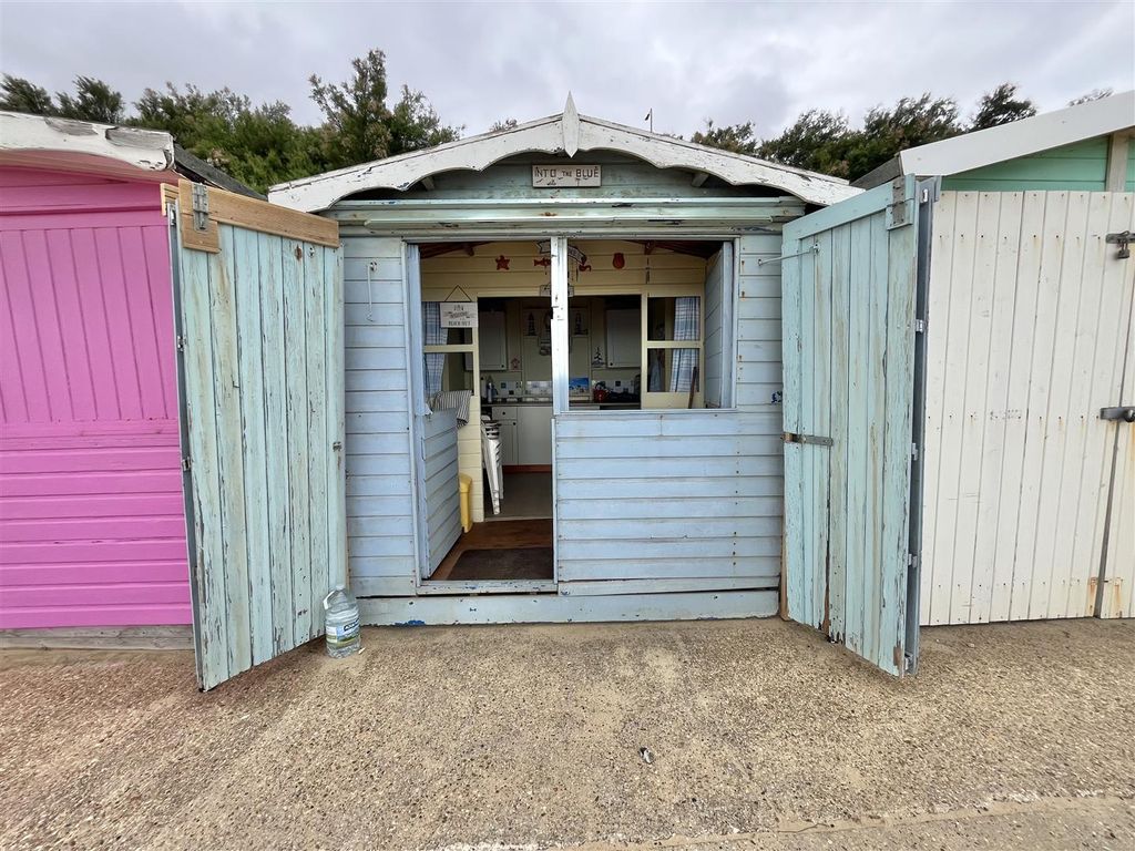 Property photo 2 of 8 Beach Hut