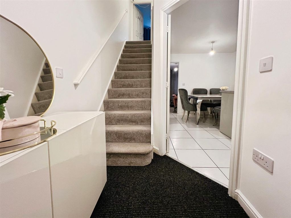 Property photo 2 of 21 Entrance Hall