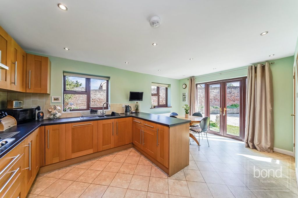 Property photo 2 of 31