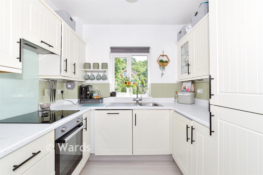Property photo 2 of 10 Kitchen