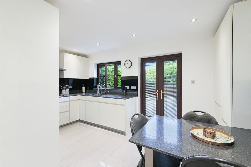 Property photo 3 of 21 Hawthorne Close,1 - (13).Jpg