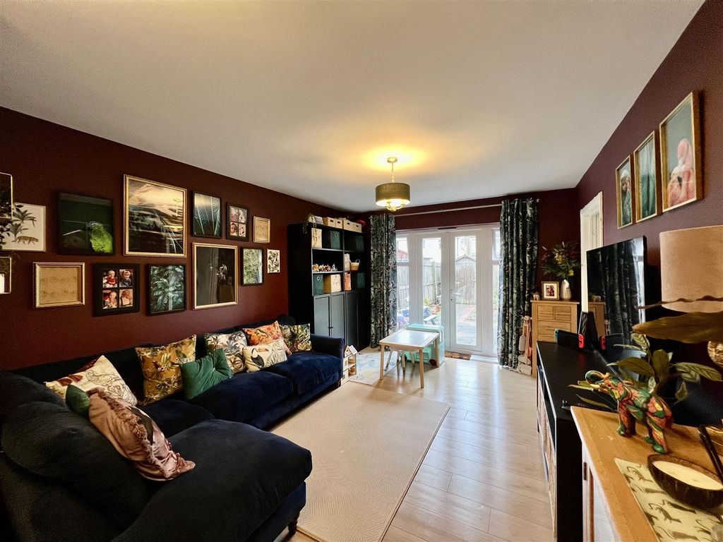 Property photo 2 of 19 Lounge