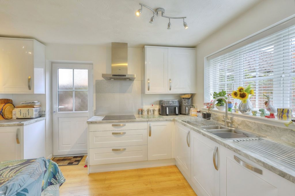 Property photo 2 of 17 Kitchen