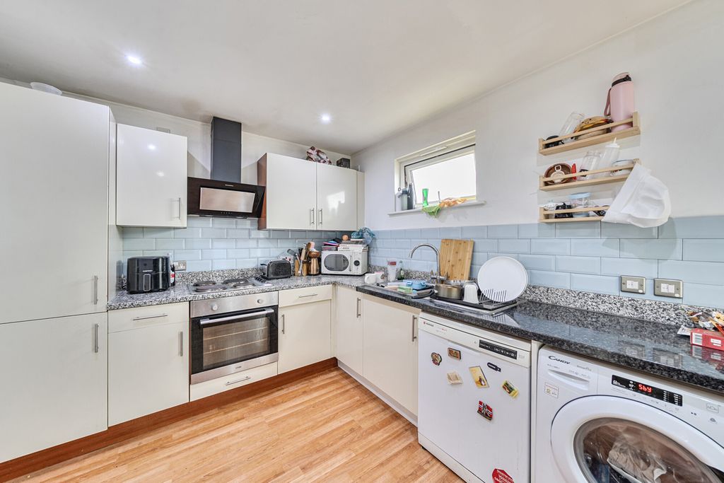 Property photo 3 of 18 Kitchen