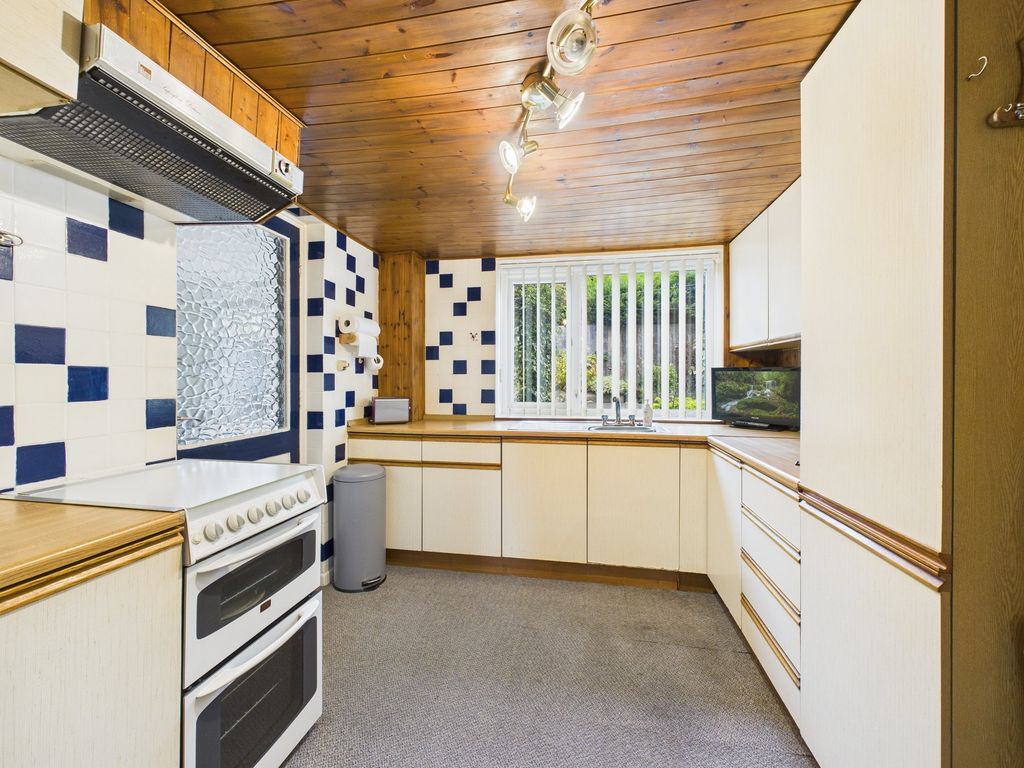 Property photo 3 of 12 Kitchen