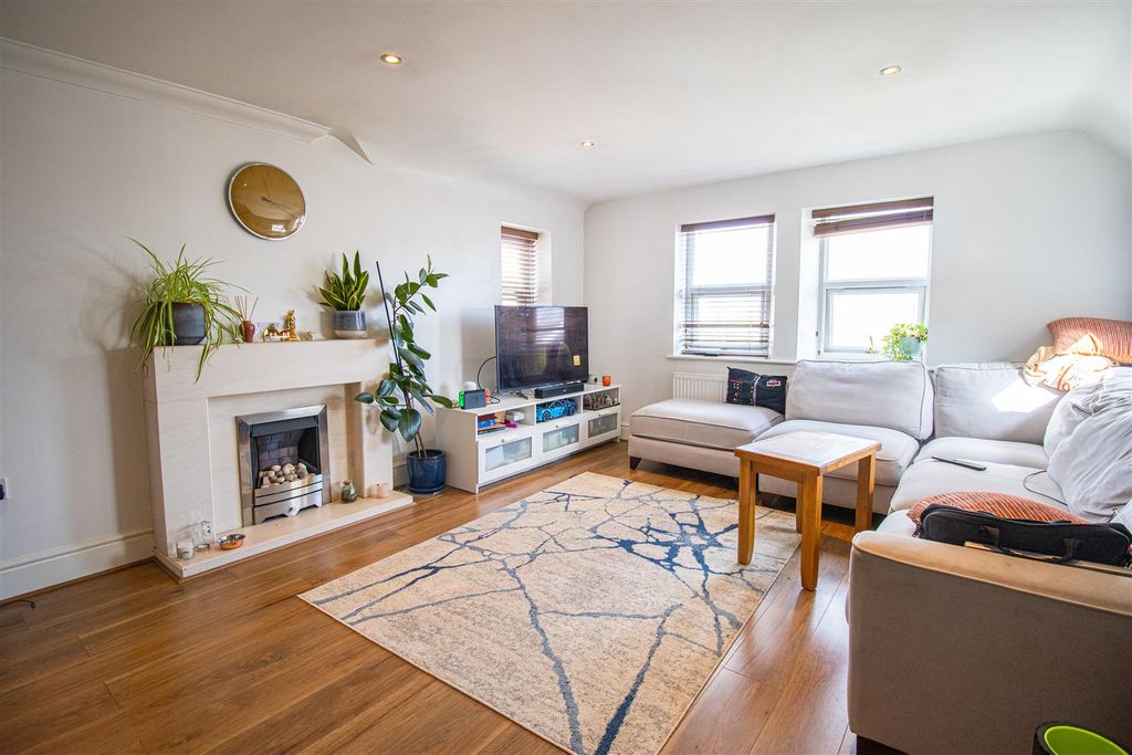 Property photo 3 of 8 Reception