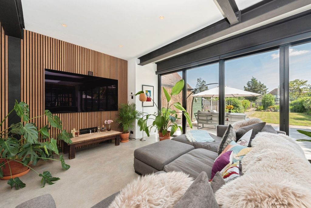 Property photo 3 of 23 Snug