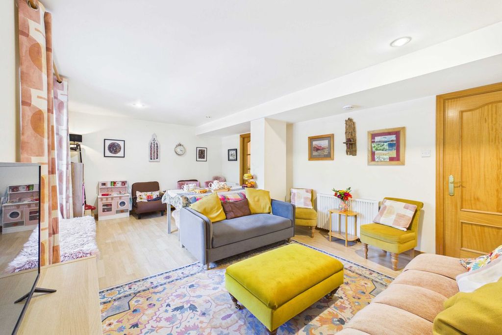 Property photo 3 of 21