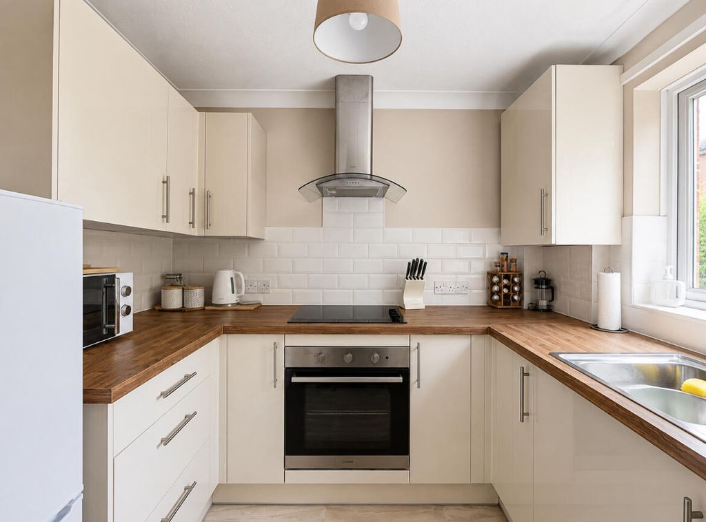 Property photo 2 of 7 Kitchen