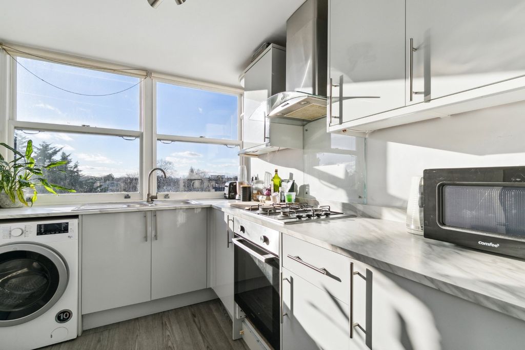 Property photo 3 of 11 Kitchen