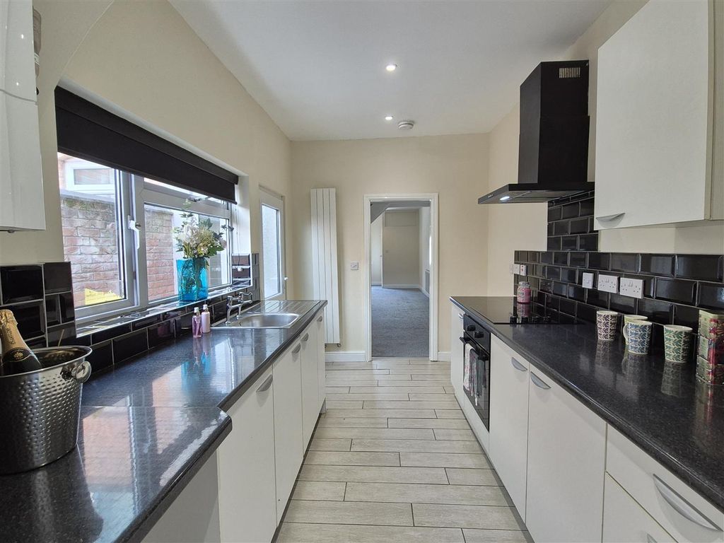 Property photo 3 of 17 Kitchen