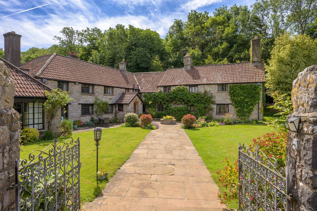 Property photo 1 of 32