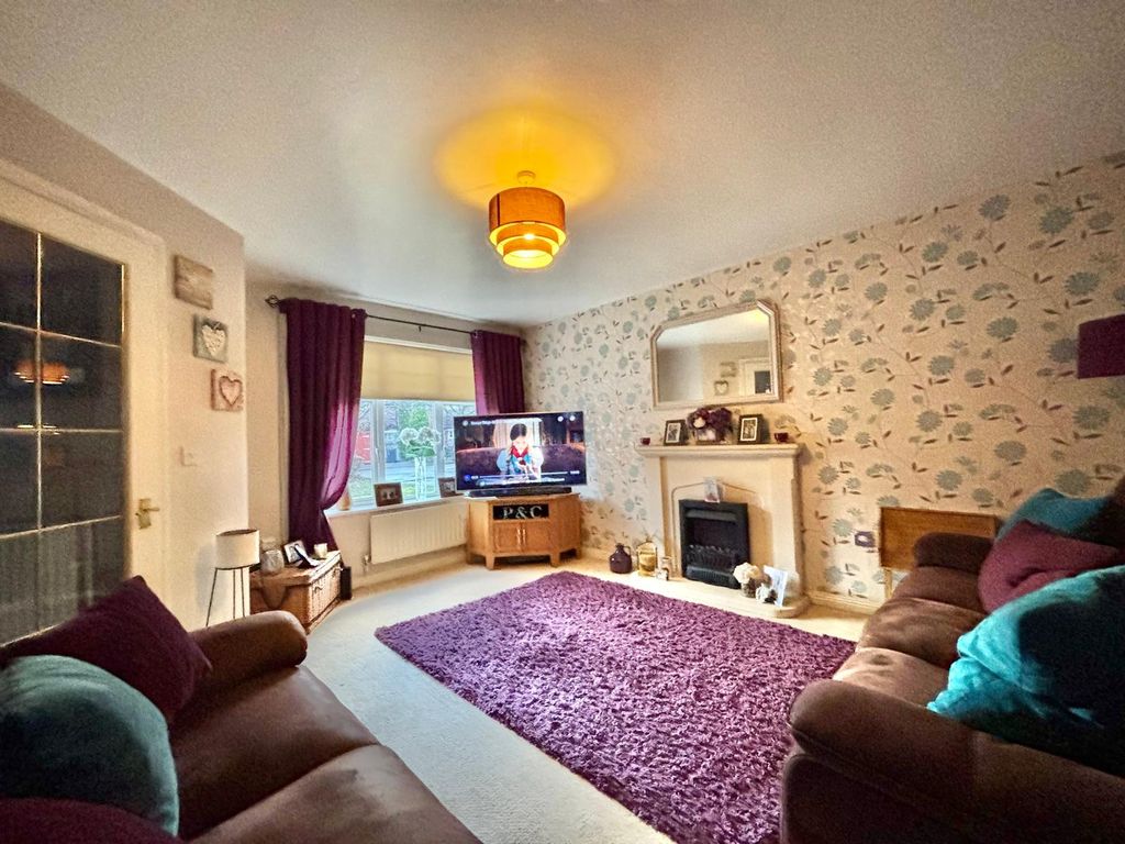 Property photo 3 of 11 Lounge