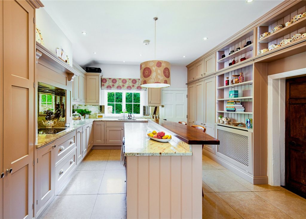 Property photo 2 of 14 Kitchen/Breakfast