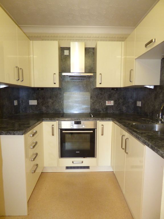 2 bed flat for saleWorcester Road, Malvern, Worcestershire WR14 photo 5