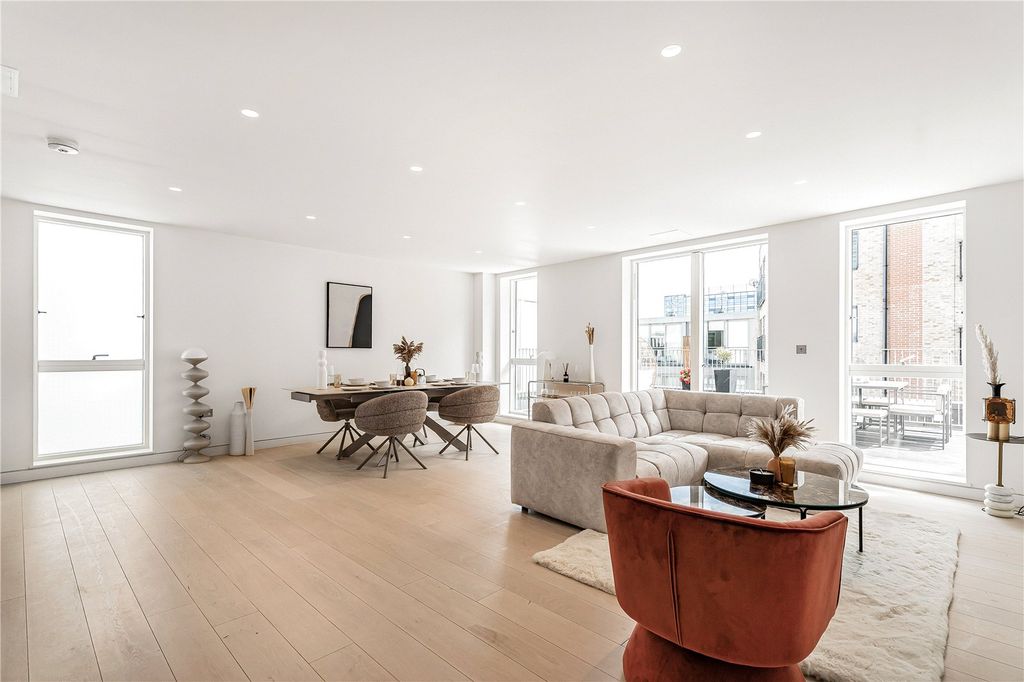 Property photo 1 of 18 Reception Room