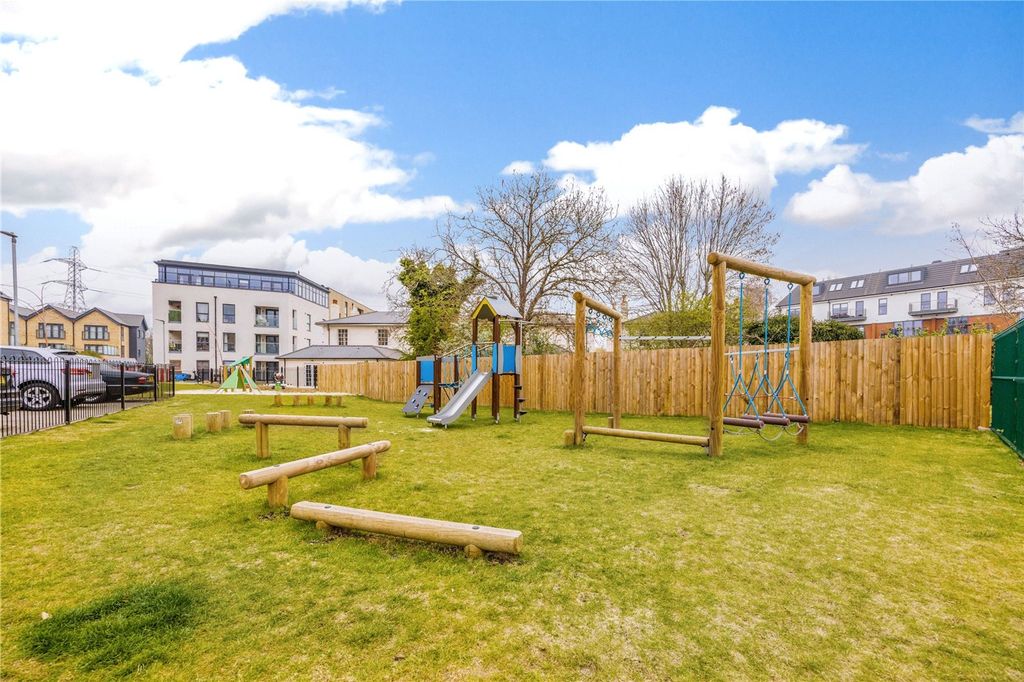Property photo 2 of 16 Communla Gardens