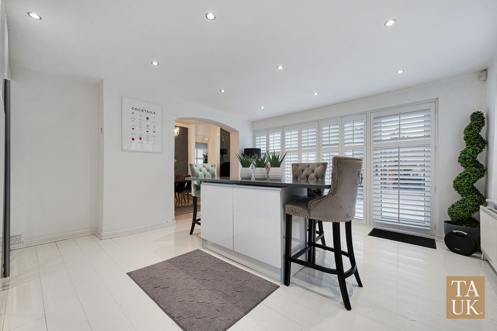 Property photo 3 of 49