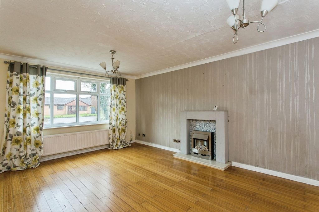 Property photo 3 of 18 Lounge