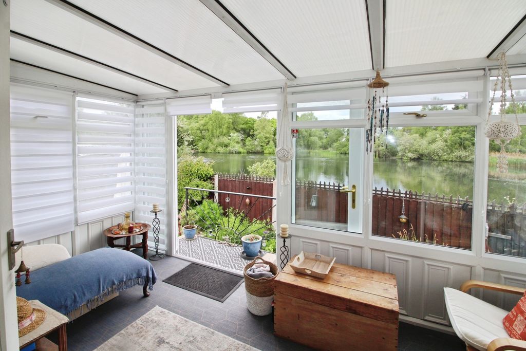 Property photo 2 of 20 Conservatory..Jpg
