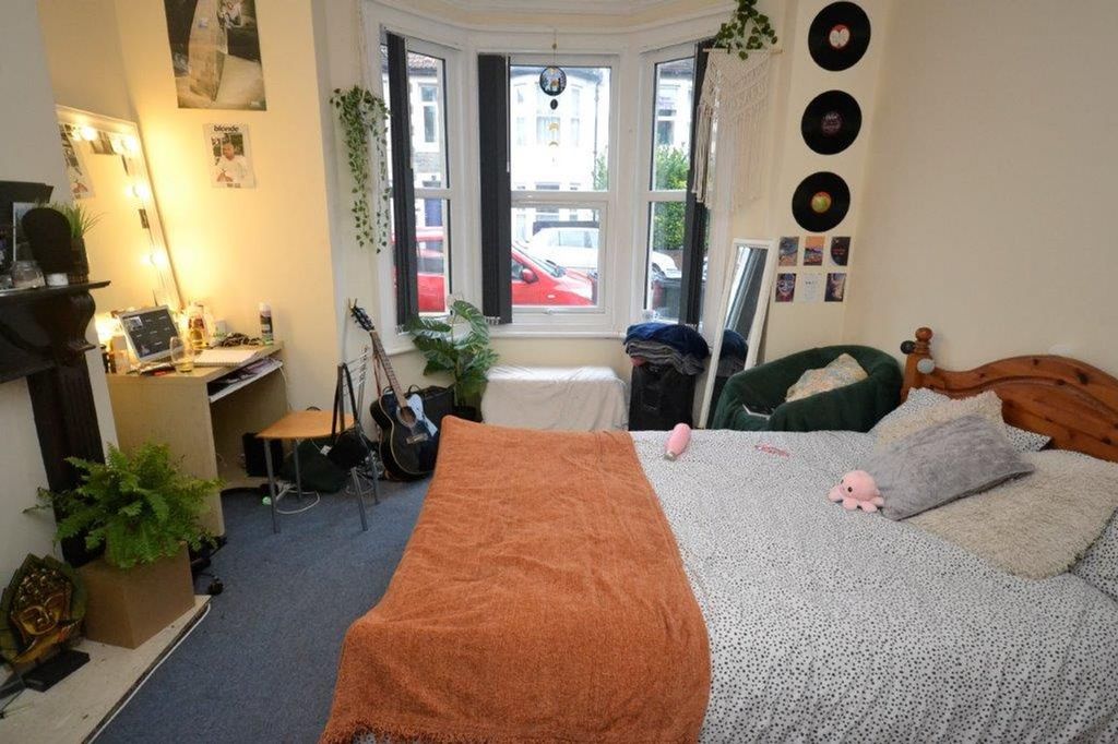 Property photo 3 of 12 A Cozy Double Bedroom With Natural Light From Larg...