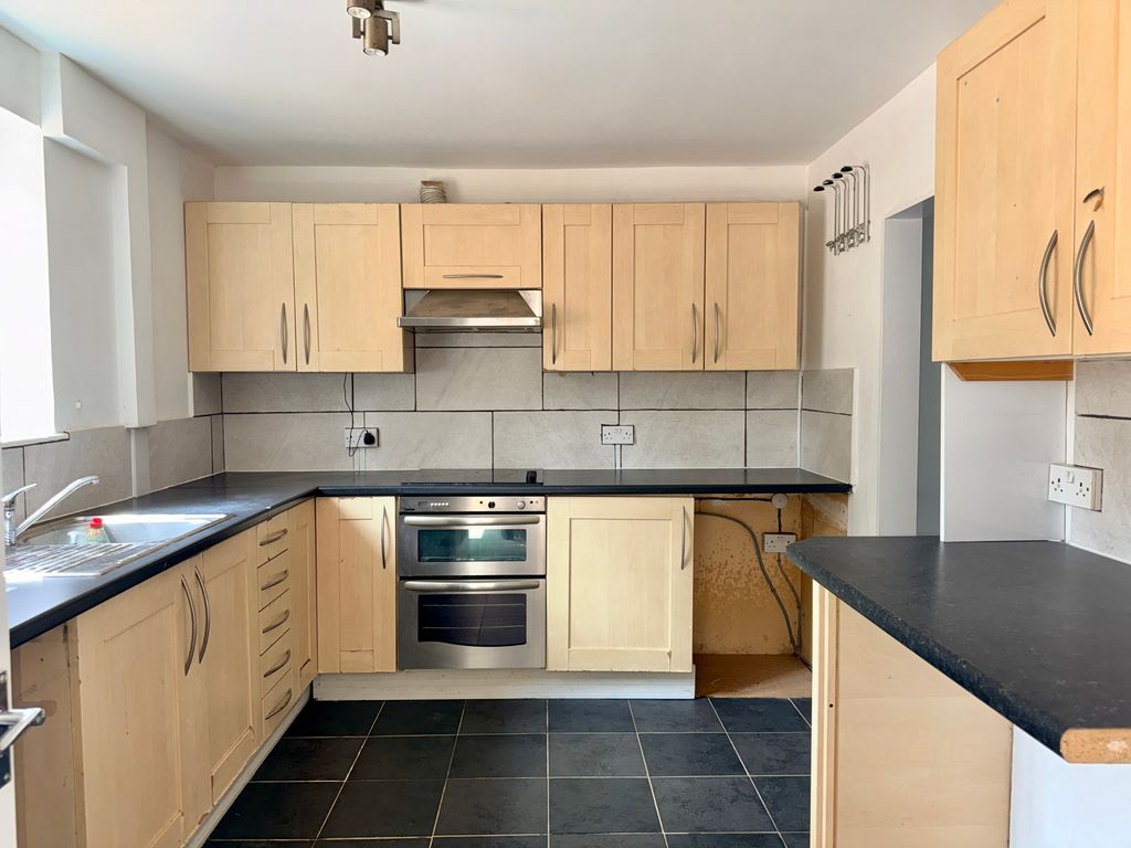 Property photo 2 of 18 Kitchen