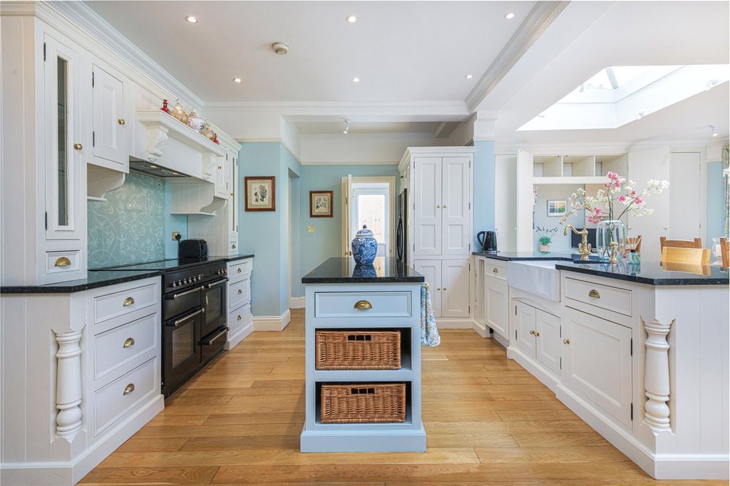 Property photo 3 of 10 Kitchen