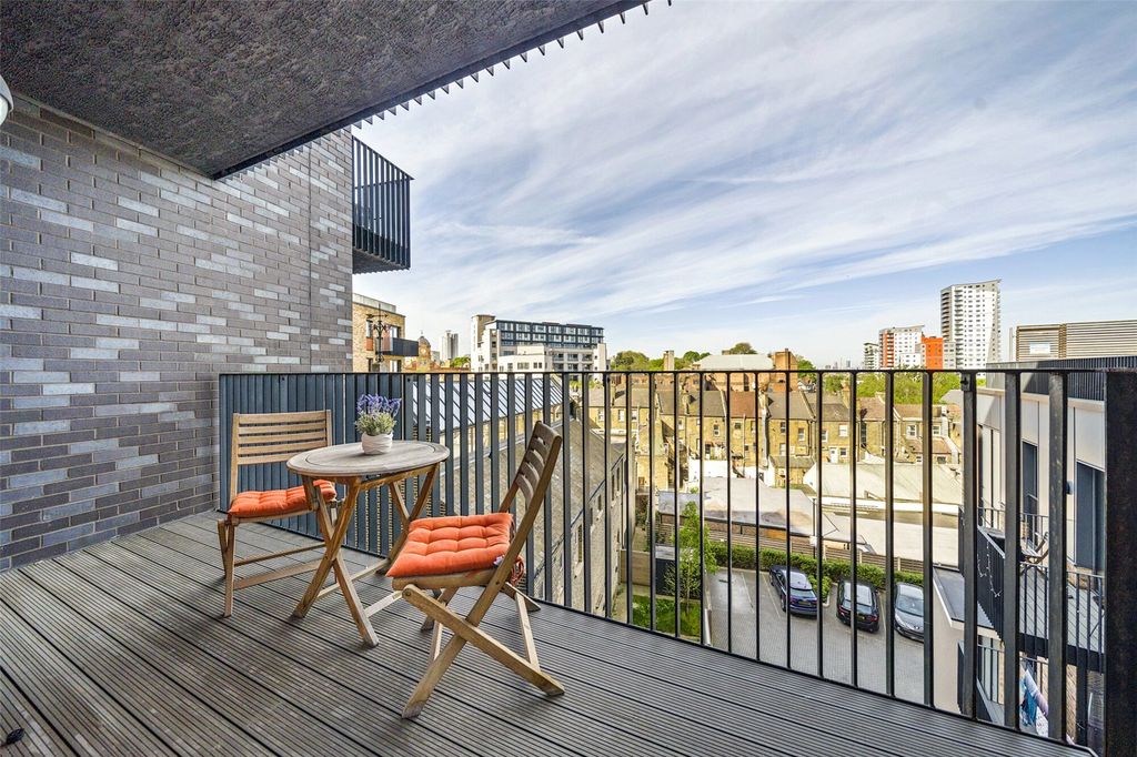 Property photo 1 of 21 Balcony