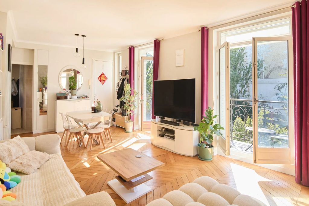Property photo 1 of 8 A Bright Pied-À-Terre Overlooking A Garden Just Steps From Le Bon Marché