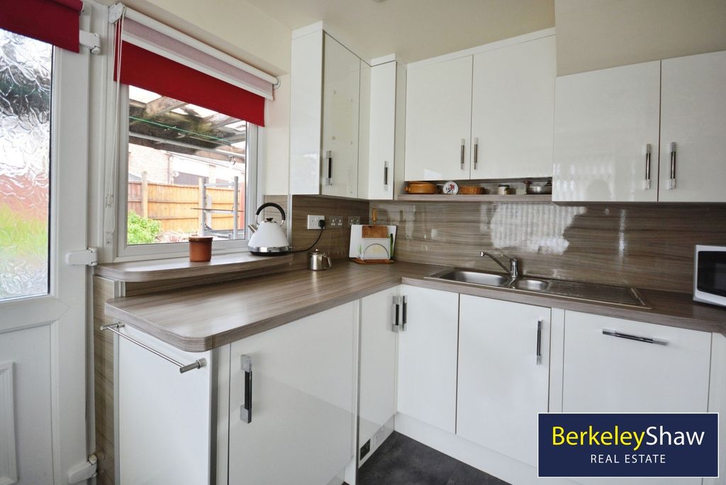 Property photo 3 of 14 Kitchen