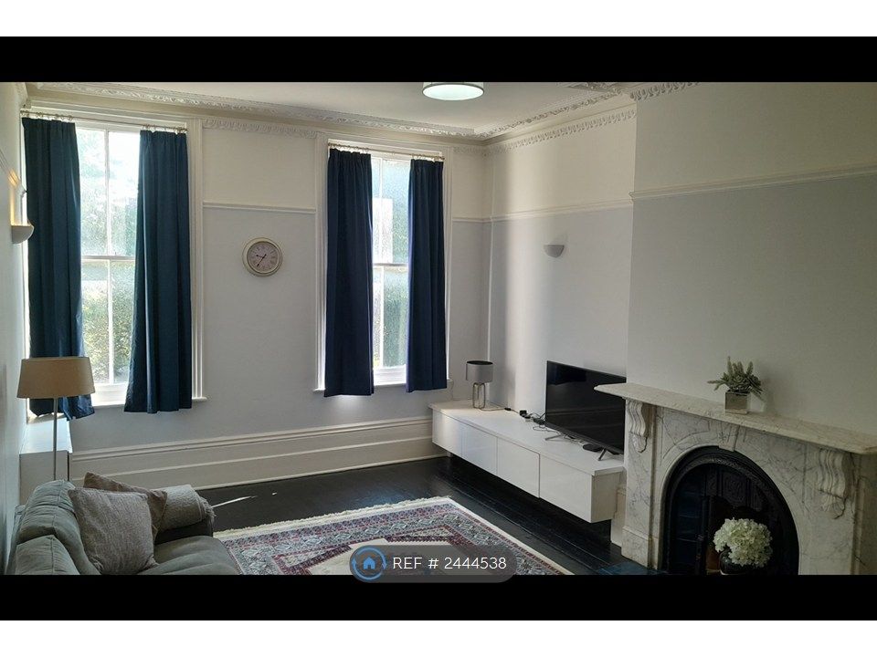 Property photo 3 of 18 Living Room