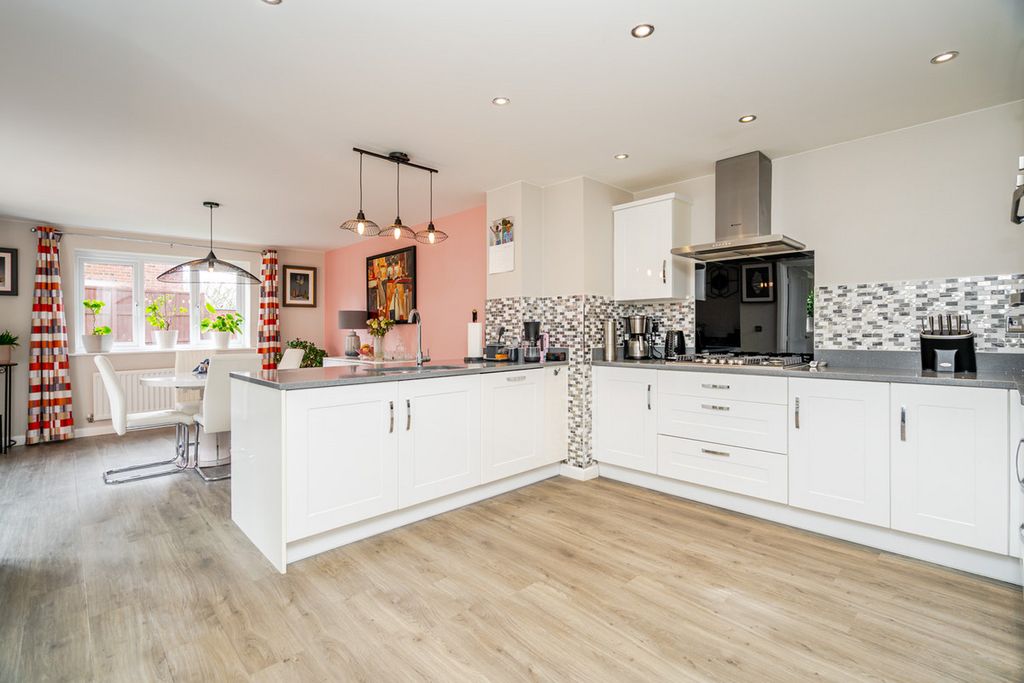 Property photo 2 of 28